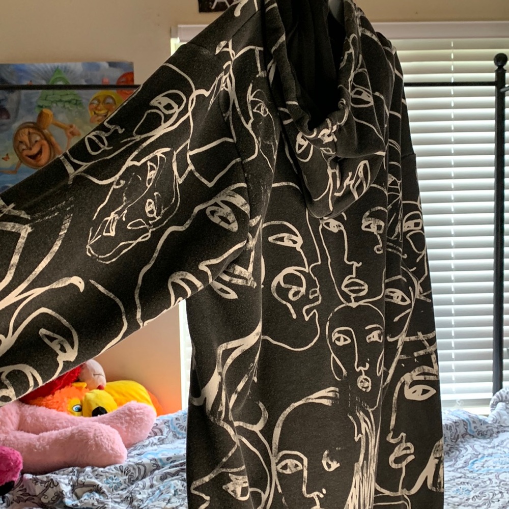 Forever 21 black & white sweatshirt